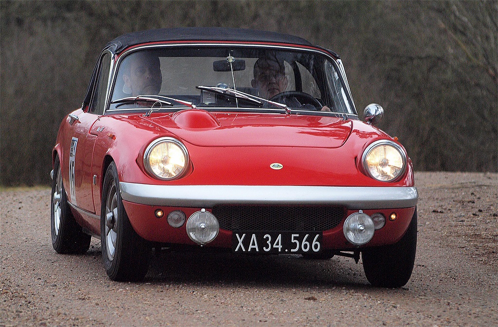 Flere flotte ”nye” old timere er kommet med i FDM DASU Classic 2015. Lars Dithmer og Arne Vollertsen får debut med deres Lotus Elan fra 1966.
(Foto: Kirketerp)